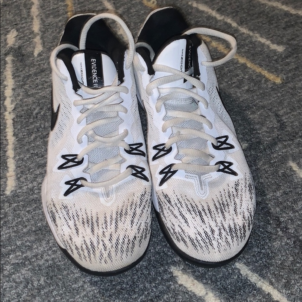 Basketball shoes SIZE IS (4.45) not 5